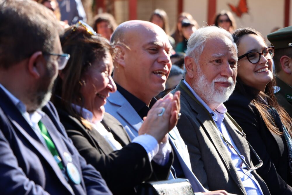 El profesor Carlos Leyton y el alcalde Cristian Pozo.